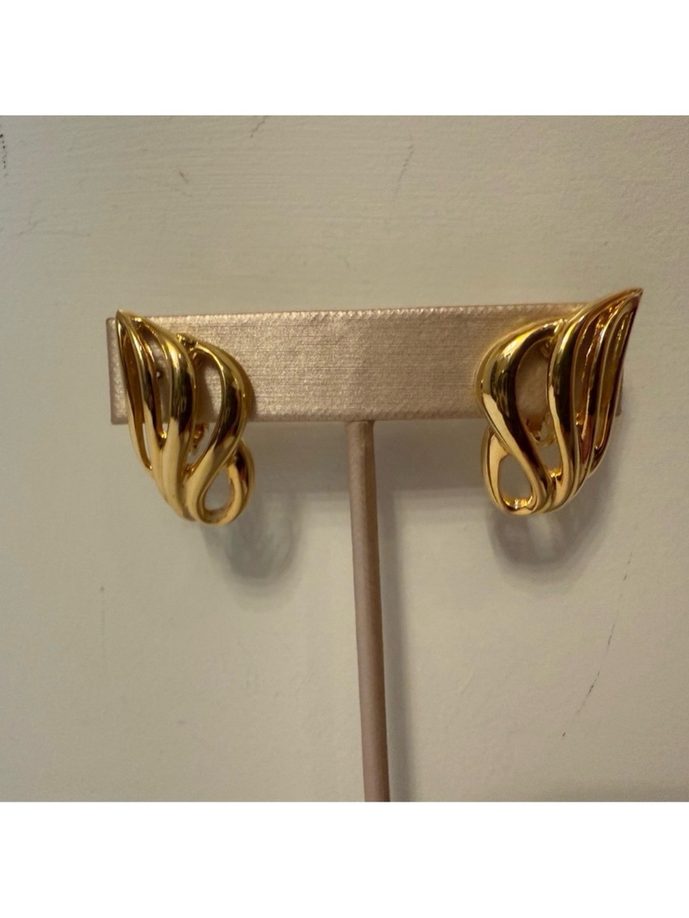 VINTAGE EARRINGS CLIP GOLD TONE SWIRL